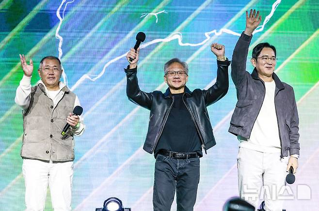 [서울=뉴시스] 정병혁 기자 = 젠슨 황 엔비디아 최고경영자(CEO)와 이재용 삼성전자 회장, 정의선 현대차그룹 회장이 30일 서울 강남구 코엑스에서 열린 엔비디아 지포스 게이머 페스티벌에서 팬들에게 인사를 하고 있다. 2025.10.30. jhope@newsis.com