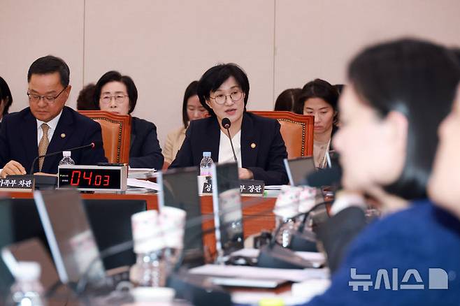 [서울=뉴시스] 고승민 기자 = 원민경 성평등가족부 장관이 4일 서울 여의도 국회에서 열린 성평등가족위원회의 성평등가족부 등 국정감사에서 의원 질의에 답하고 있다. 2025.11.04. kkssmm99@newsis.com