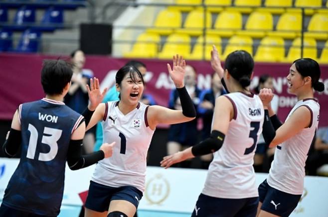 한국 U-16 여자배구 대표팀 선수들. 아시아배구연맹 SNS 캡처