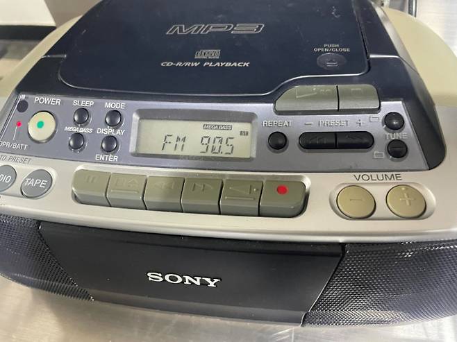 한 시민이 "아버지가 서울 하숙집에 두고 가신 물건"이라며 공개한 SONY 오디오 플레이어. "지금은 돌아가셨지만, 여전히 이걸로 라디오를 듣고 있다"고 전했다. 쓰레드 캡처