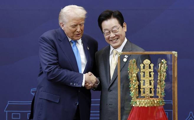 이재명 대통령이 지난달 29일 경북 경주박물관에서 도널드 트럼프 미국 대통령에게 '천마총 금관 모형'을 선물한 뒤 악수하고 있다. 연합뉴스