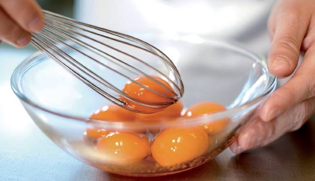 최근 연구 결과에 의하면 달걀은 혈중 콜레스테롤 수치를 높이지 않는다.