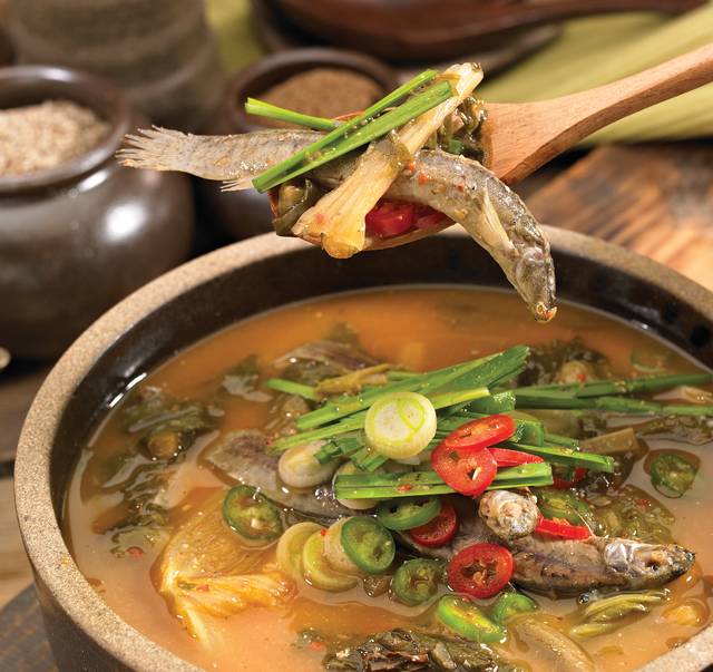 추어탕은 겨울잠을 준비하는 미꾸리를 잡아다 끓여 먹던 가을철 별미다. 게티이미지뱅크