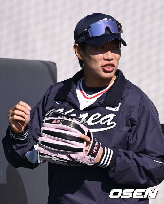 [OSEN=고양, 조은정 기자]류지현 감독이 이끄는 야구 대표팀이 3일 고양국가대표야구훈련장에서 훈련을 진행했다.대표팀은 4일부터 서울 고척스카이돔으로 장소를 옮겨 12일&nbsp;출국 전까지 훈련한다. 2025 NAVER K-BASEBALL SERIES는 오는&nbsp;8일과 9일&nbsp;고척스카이돔에서 열리는 체코 대표팀과의 2경기로 시작되며&nbsp;15일과 16일 양일에 걸쳐 도쿄돔에서 일본 대표팀과의 2경기가 예정되어 있다.&nbsp;야구 대표팀 송성문이 훈련을 위해 그라운드에 들어서고 있다. 2025.11.03 /cej@osen.co.kr