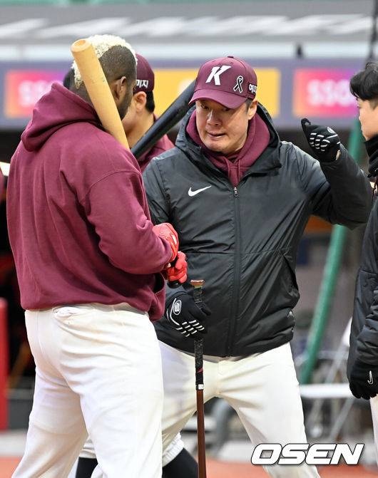 [OSEN=인천, 민경훈 기자] 7일 오후 인천 SSG랜더스필드에서 ‘2022 KBO리그 포스트시즌 한국시리즈’ 5차전 SSG 랜더스와 키움 히어로즈의 경기가 열릴 예정인 가운데 그라운드 훈련이 진행됐다.키움 강병식 코치가 푸이그에게 타격 지도를 해주고 있다. 2022.11.07 / rumi@osen.co.kr