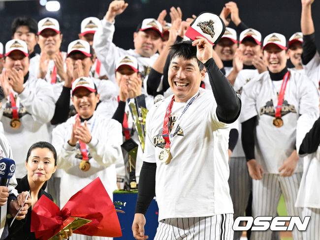 [OSEN=대전, 이대선 기자] 이변은 없었다. 2025시즌 우승팀은 무적 LG 트윈스다. 프로야구 LG 트윈스는 31일 대전 한화생명볼파크에서 열린 2025 신한 SOL뱅크 KBO 한국시리즈(7전 4선승제) 한화 이글스와의 5차전에서 4-1로 승리했다.정규시즌 1위 LG는 시리즈 전적 4승 1패로 통합우승 금자탑을 쌓았다. LG의 통합우승은 1990년, 1994년, 2023년에 이은 통산 4번째로, 염경엽 감독은 2023년 부임 후 3년 사이 팀을 두 차례나 정상에 올려놓는 위대한 업적을 달성했다. 2023년 1위, 2024년 3위, 2025년 1위로 KBO리그에 트윈스 왕조 시대를 활짝 열었다. 반면 2위 한화는 플레이오프를 거쳐 2006년 이후 19년 만에 한국시리즈 무대를 밟았지만, LG의 벽을 넘지 못하며 1999년 이후 26년 만에 통산 두 번째 우승이 무산됐다. MVP를 수상한 LG 김현수가 동료들의 축하를 받고 있다. 2025.10.31 /sunday@osen.co.kr