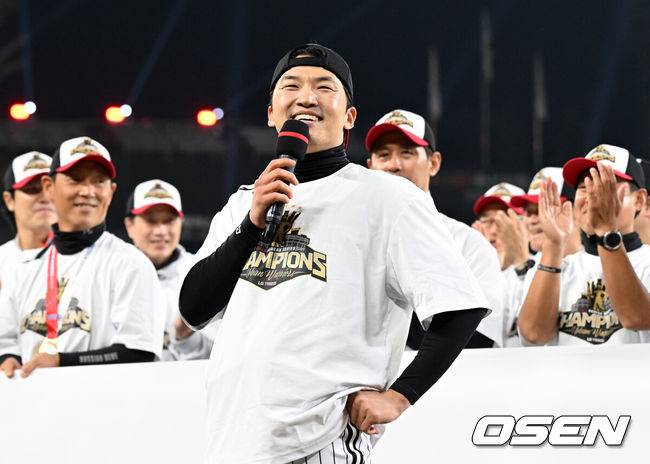 [OSEN=대전, 이대선 기자] 이변은 없었다. 2025시즌 우승팀은 무적 LG 트윈스다.&nbsp;프로야구 LG 트윈스는 31일 대전 한화생명볼파크에서 열린 2025 신한 SOL뱅크 KBO 한국시리즈(7전 4선승제) 한화 이글스와의 5차전에서 4-1로 승리했다.정규시즌 1위 LG는 시리즈 전적 4승 1패로 통합우승 금자탑을 쌓았다. LG의 통합우승은 1990년, 1994년, 2023년에 이은 통산 4번째로, 염경엽 감독은 2023년 부임 후 3년 사이 팀을 두 차례나 정상에&nbsp;올려놓는 위대한 업적을 달성했다. 2023년 1위, 2024년 3위, 2025년 1위로 KBO리그에 트윈스 왕조 시대를 활짝 열었다.&nbsp;반면 2위 한화는 플레이오프를 거쳐 2006년 이후 19년 만에 한국시리즈 무대를 밟았지만, LG의 벽을 넘지 못하며 1999년 이후 26년 만에 통산 두 번째 우승이 무산됐다.&nbsp;LG 박해민이 관중석을 향해 인사를 하고 있다. 2025.10.31 /sunday@osen.co.kr