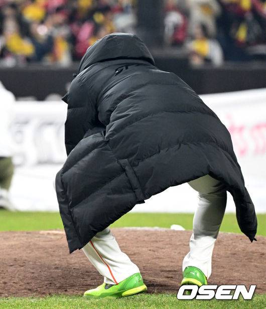 [OSEN=대전, 이대선 기자] 이변은 없었다. 2025시즌 우승팀은 무적 LG 트윈스다.&nbsp;프로야구 LG 트윈스는 31일 대전 한화생명볼파크에서 열린 2025 신한 SOL뱅크 KBO 한국시리즈(7전 4선승제) 한화 이글스와의 5차전에서 4-1로 승리했다.정규시즌 1위 LG는 시리즈 전적 4승 1패로 통합우승 금자탑을 쌓았다. LG의 통합우승은 1990년, 1994년, 2023년에 이은 통산 4번째로, 염경엽 감독은 2023년 부임 후 3년 사이 팀을 두 차례나 정상에&nbsp;올려놓는 위대한 업적을 달성했다. 2023년 1위, 2024년 3위, 2025년 1위로 KBO리그에 트윈스 왕조 시대를 활짝 열었다.&nbsp;반면 2위 한화는 플레이오프를 거쳐 2006년 이후 19년 만에 한국시리즈 무대를 밟았지만, LG의 벽을 넘지 못하며 1999년 이후 26년 만에 통산 두 번째 우승이 무산됐다.&nbsp;경기 종료 후 한화 폰세가 마운드 흙을 가져가고 있다. 2025.10.31 /sunday@osen.co.kr