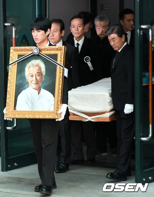 [OSEN=민경훈 기자] 배우 故 신성일(81)의 발인식이 6일 오전 서울 송파구 풍납동 서울아산병원 장례식장에서 진행됐다. 故 신성일의 발인식이 영화인장으로 엄숙하게 거행되고 있다. / rumi@osen.co.kr