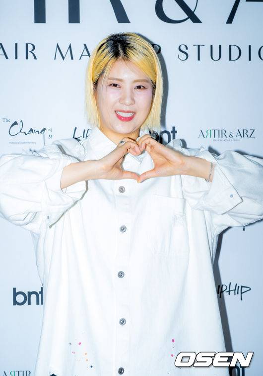 [OSEN=민경훈 기자] 개그우먼 강유미가 22일 오후 서울 강남구 청담동의 한 카페에서 진행된 헤어 브랜드 오프닝 파티 포토콜 행사에 참여했다.이 자리에는 김준호 김지민 커플 및 방송인 현영, 강유미, 신지훈, 설혜원 등이 참석했다.개그우먼 강유미가 입장하며 포즈를 취하고 있다. 2025.04.22 / rumi@osen.co.kr