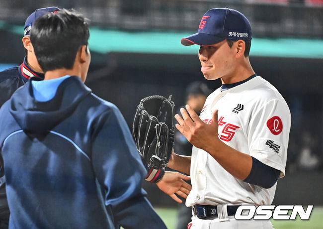 [OSEN=부산, 이석우 기자] 8일 부산 사직야구장에서 2025 신한 SOL 뱅크 KBO 리그 롯데 자이언츠와 KIA 타이거즈의 경기가 열렸다. 홈팀 롯데는 김진욱이, 방문팀 KIA는 김도현이 선발로 출전했다.롯데 자이언츠 선발 투수 김진욱이 6회초 1사 만루 실점위기서 교체된 후 아쉬워하고 있다. 2025.04.08 / foto0307@osen.co.kr