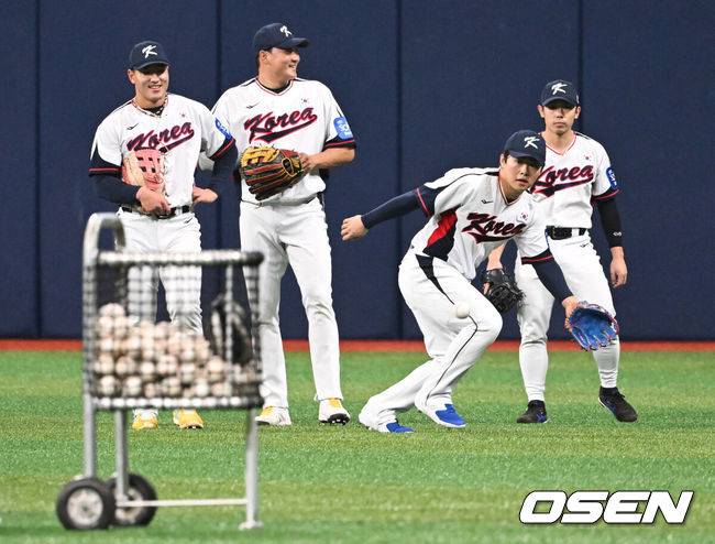 [OSEN=고척, 조은정 기자]류지현 감독이 이끄는 야구 대표팀이 4일 고척스카이돔에서 훈련을 진행했다.대표팀은 오는&nbsp;8일과 9일&nbsp;고척스카이돔에서 열리는 2025 K-베이스볼 시리즈 체코 대표팀과의 2경기를 시작으로&nbsp;15일과 16일 양일에 걸쳐 도쿄돔에서 일본 대표팀과 2경기를 치른다.&nbsp; 야구대표팀 문현빈이 수비 훈련을 하고 있다. 2025.11.04 /cej@osen.co.kr
