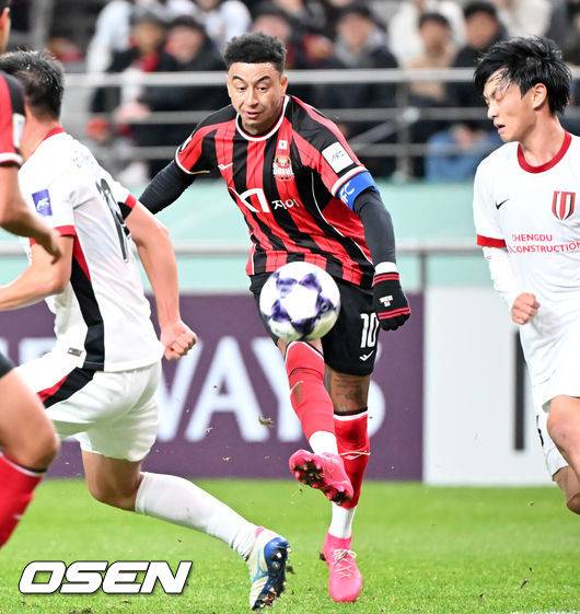 [OSEN=서울월드컵경기장, 민경훈 기자] 4일 오후 서울 상암동 서울월드컵경기장에서 '2025-2026 아시아축구연맹(AFC) 챔피언스리그 엘리트(ACLE) 리그'  스테이지 4차전 FC서울과 청두 룽청의 경기가 진행됐다.서울은 ACLE 앞선 3경기에서 1승 1무 1패를 거둬 12개 팀 중 6위에 올라가 있다.전반 서울 린가드가 슛을 때리고 있다. 2025.11.04 / rumi@osen.co.kr