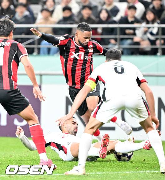 [OSEN=서울월드컵경기장, 민경훈 기자] 4일 오후 서울 상암동 서울월드컵경기장에서 '2025-2026 아시아축구연맹(AFC) 챔피언스리그 엘리트(ACLE) 리그'&nbsp; 스테이지 4차전 FC서울과 청두 룽청의 경기가 진행됐다.서울은 ACLE 앞선 3경기에서 1승 1무 1패를 거둬 12개 팀 중 6위에 올라가 있다.전반 서울 안데르손이 슛에 실패하고 있다. 2025.11.04 / rumi@osen.co.kr