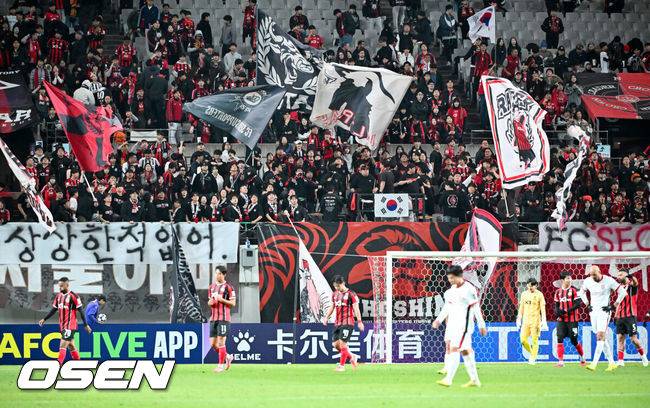 [OSEN=서울월드컵경기장, 민경훈 기자] 4일 오후 서울 상암동 서울월드컵경기장에서 '2025-2026 아시아축구연맹(AFC) 챔피언스리그 엘리트(ACLE) 리그'  스테이지 4차전 FC서울과 청두 룽청의 경기가 진행됐다.서울은 ACLE 앞선 3경기에서 1승 1무 1패를 거둬 12개 팀 중 6위에 올라가 있다.서울 축구팬들이 열띤 응원을 펼치고 있다. 2025.11.04 / rumi@osen.co.kr