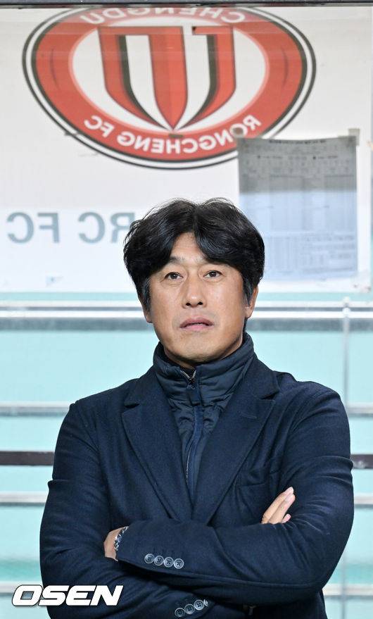 [OSEN=서울월드컵경기장, 민경훈 기자] 4일 오후 서울 상암동 서울월드컵경기장에서 '2025-2026 아시아축구연맹(AFC) 챔피언스리그 엘리트(ACLE) 리그'&nbsp; 스테이지 4차전 FC서울과 청두 룽청의 경기가 진행됐다.서울은 ACLE 앞선 3경기에서 1승 1무 1패를 거둬 12개 팀 중 6위에 올라가 있다.청두 서정원 감독이 그라운드를 바라보고 있. 2025.11.04 / rumi@osen.co.kr