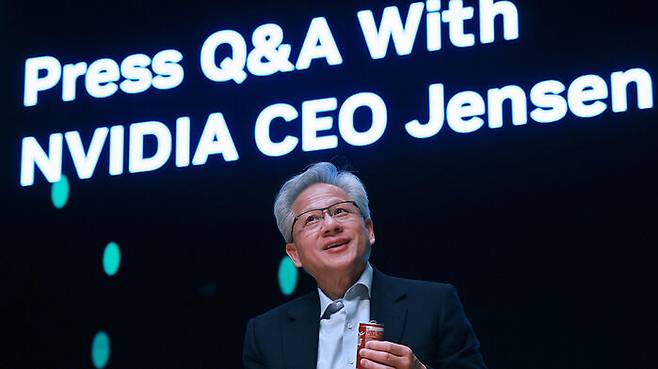 지난달 31일 경북 경주 예술의전당 원화홀에서 열린 '2025 APEC 경주 엔비디아 기자간담회'에서 젠슨 황 엔비디아 CEO가 답변하고 있다. (사진=연합뉴스)