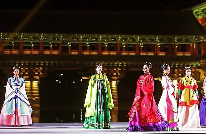 지난 10월 29일 경북 경주시 월정교 특설무대에서 열린 2025년 에이펙 정상회의 한복 패션쇼에서 모델들이 다양한 한복을 선보이고 있다. 연합뉴스 제공