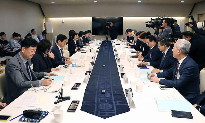 이스란 보건복지부 제1차관이 4일 서울 종로구 정부서울청사에서 열린 2025년 제6차 장기요양위원회 회의에서 모두발언을 하고 있다. 뉴스1