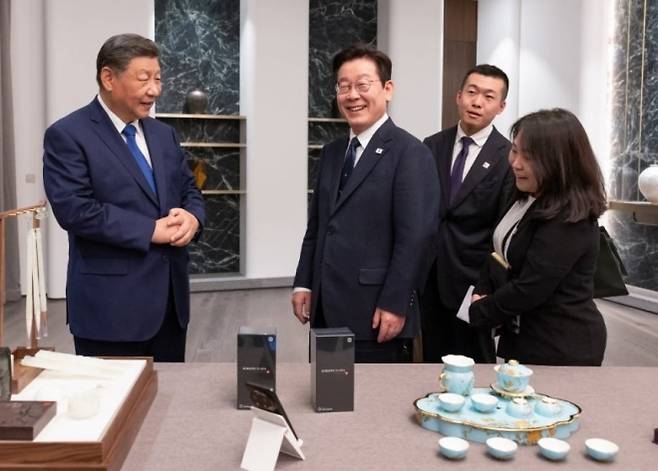 이재명(오른쪽) 대통령과 시진핑 중국 국가주석이 1일 경북 경주시 소노캄 그랜드볼룸에서 한중 국빈만찬에 앞서 선물을 교환하고 있다. 뉴스1