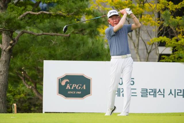 티샷을 날리고 있는 박남신. 사진 제공=KPGA