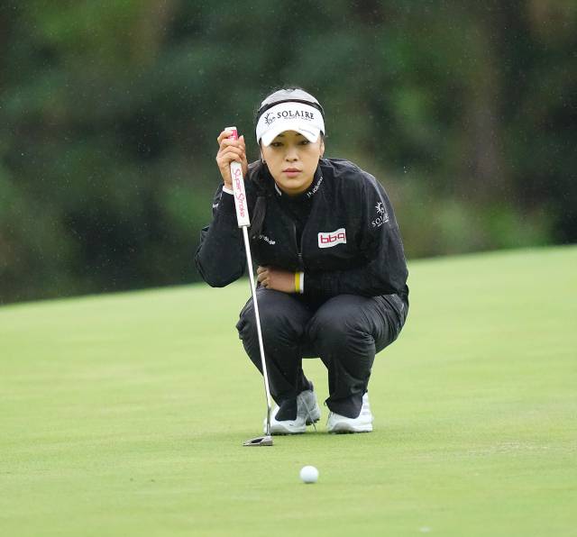 그린 경사를 파악하고 있는 윤이나. 사진 제공=BMW 레이디스 챔피언십 조직위