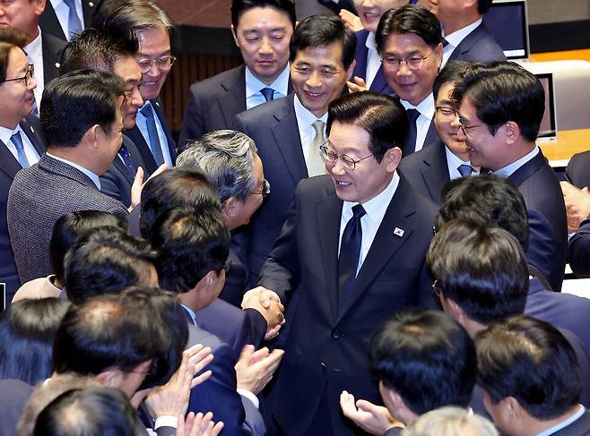 이재명 대통령이 4일 국회에서 2026년도 정부 예산안 시정연설을 마친 뒤 의원들과 인사하며 본회의장을 나서고 있다. ⓒ연합뉴스