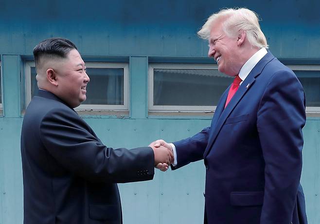 2019년 6월30일 도널드 트럼프 미국 대통령과 북한 김정은 국무위원장(왼쪽)이 판문점에서 군사분계선을 사이에 두고 악수하고 있다. ⓒ 연합뉴스