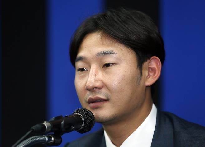 2015년 11월 축구계 은퇴를 발표하고 있는 이천수. 연합뉴스