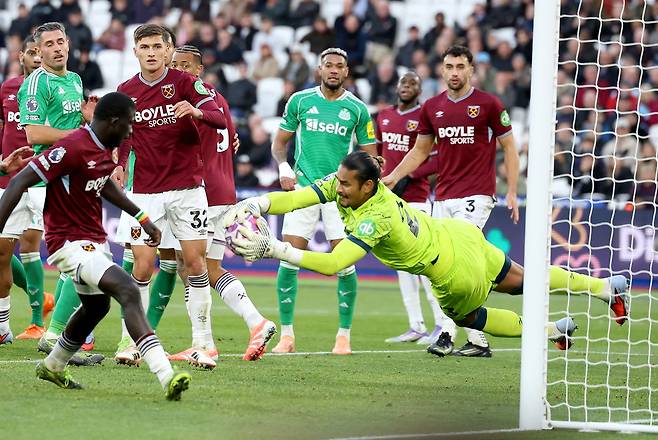 웨스트햄 골키퍼 알퐁스 아레올라가 3일( 런던에서 열린 잉글랜드 프리미어리그 뉴캐슬 유나이티드전에서 슈팅을 막아내고 있다. EPA