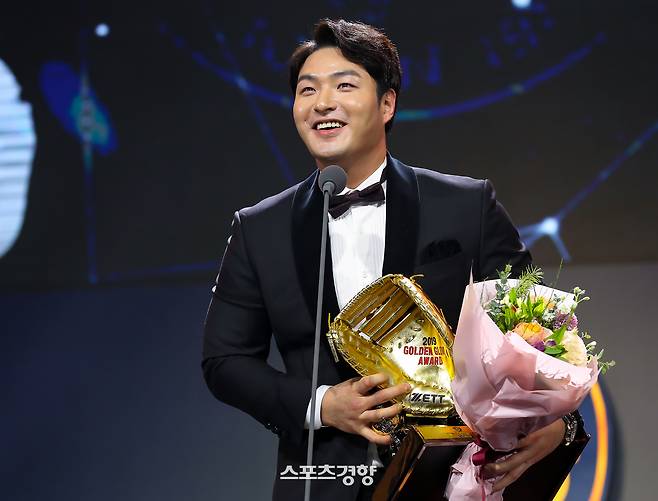 박병호가 키움에서 활약한 2019년 골든글러브 1루수 부문을 수상한 뒤 소감을 말하고 있다.