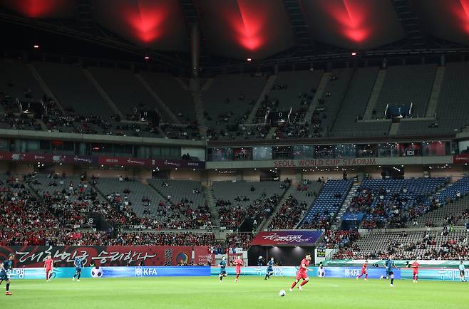 지난달 14일 한국-파라과이전이 열린 서울월드컵경기장에 관중석 곳곳이 비어있다. 연합뉴스