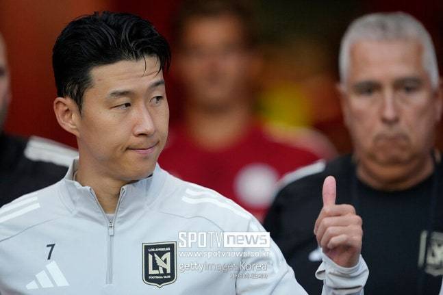 ▲ 손흥민의 깜짝 임대설이 터졌다. 이탈리아 AC밀란에 이어 스페인 FC바르셀로나다. 하지만 정작 확실한 정보는 아니다. MLS와 유럽 리그 사이에서 손흥민의 향후 행보는 축구 팬들의 뜨거운 관심을 끌 것으로 보인다.