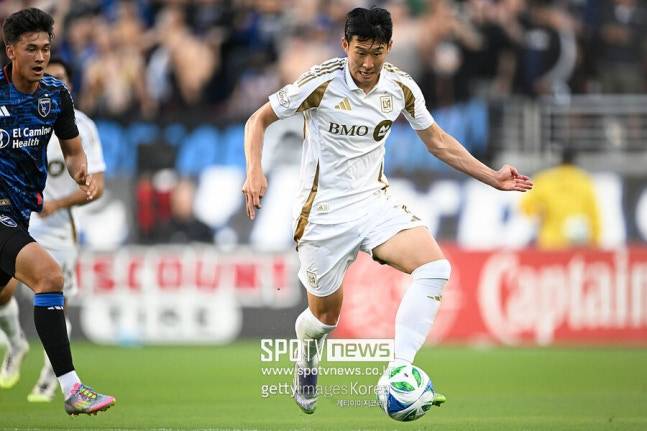 ▲ 손흥민의 깜짝 임대설이 터졌다. 이탈리아 AC밀란에 이어 스페인 FC바르셀로나다. 하지만 정작 확실한 정보는 아니다. MLS와 유럽 리그 사이에서 손흥민의 향후 행보는 축구 팬들의 뜨거운 관심을 끌 것으로 보인다.