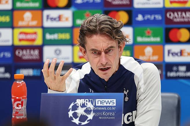 ▲ 프랭크 감독은 지난 주말 첼시와 펼친 2025-26시즌 잉글랜드 프리미어리그 10라운드를 0-1로 진 뒤 선수들에게 무시를 당했다. 임시 주장으로 나섰던 판 더 펜과 스펜스가 경기 종료 후 그라운드로 들어온 프랭크 감독의 악수를 외면했다. 카메라에 그대로 잡힌 이 장면은 사회관계망서비스(SNS)를 통해 순식간에 퍼졌다.