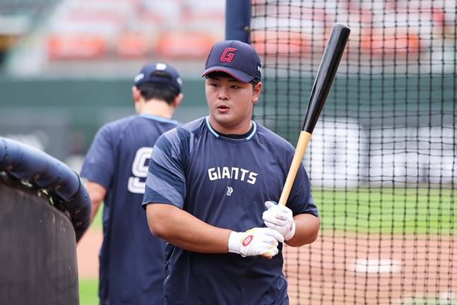 롯데 김동현이 마무리 훈련에서 타격 연습을 하고 있다. /사진=롯데 자이언츠 제공