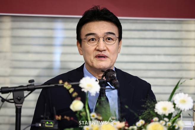 (서울=뉴스1) 김도우 기자 = 배우 박중훈이 4일 서울 중구 정동1928 아트센터에서 열린 '후회하지마' 출간 기념 기자간담회에서 발언을 하고있다. 2025.11.4/뉴스1  Copyright (C) 뉴스1. All rights reserved. 무단 전재 및 재배포,  AI학습 이용 금지. /사진=(서울=뉴스1) 김도우 기자