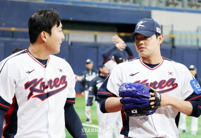 문동주(오른쪽)가 4일 고척스카이돔에서 열린 대표팀 훈련 중 손주영과 이야기를 나누고 있다. /사진=강영조 선임기자