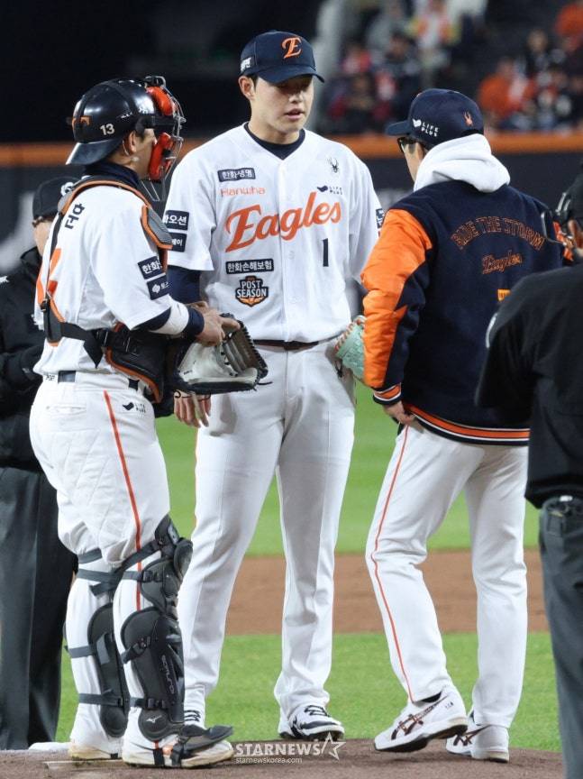 문동주(가운데)가 지난달 31일 한국시리즈 5차전에서 1회초부터 흔들리자 코칭스태프가 마운드에 방문하고 있다.  /사진=김진경 대기자