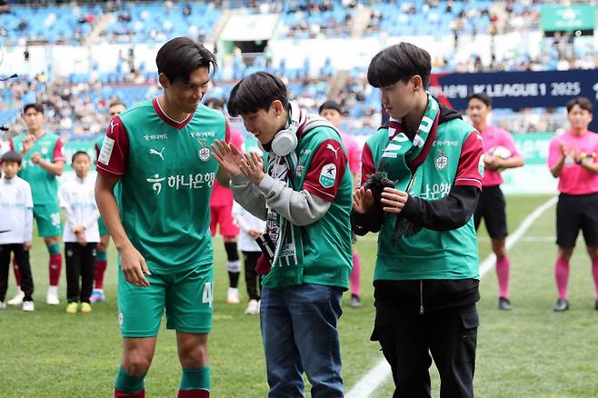 왼쪽부터 이순민 선수, 한종민, 한종서 형제. /사진=대전하나시티즌 제공