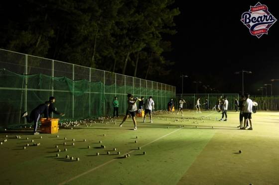 30일 두산 선수들의 야간 훈련 모습. /사진=두산 베어스 제공