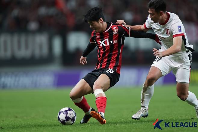 청두 룽청과 경기 중 최준(왼쪽)이 공을 지키고 있다. /사진=한국프로축구연맹 제공