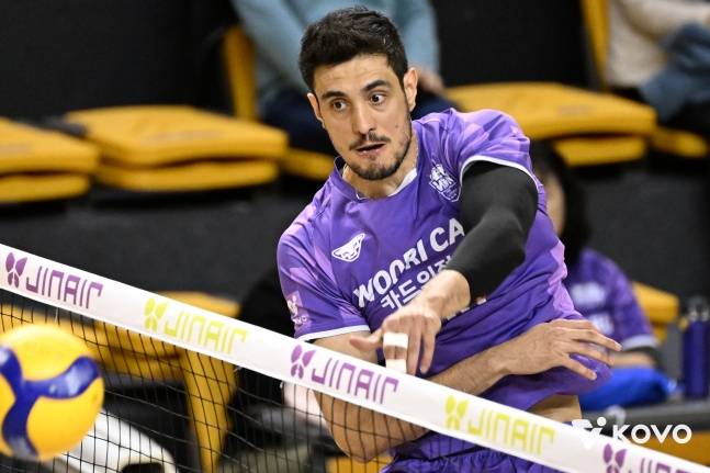 우리카드 아라우조가 4일 경기도 의정부시 경민대 체육관에서 진에어 2025~2026 KOVO 정규리그 1라운드 KB손해보험전에서 스파이크를 때리고 있다. /사진=한국배구연맹 제공