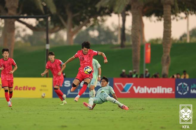 김민찬이 4일 오후 10시(한국시간) 카타르 도하 어스파이어 존에서 열린 2025 국제축구연맹(FIFA) 17세 이하(U-17) 월드컵 F조 1차전 경기 중 상대 선수의 태클을 피하고 있다. /사진=대한축구협회(KFA) 제공
