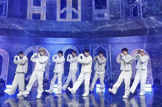 아홉. 사진lF&F엔터테인먼트