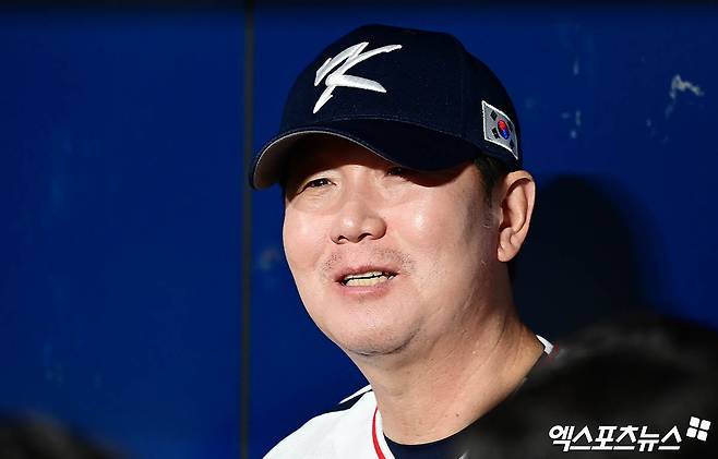 류지현 감독이 이끄는 한국 야구 국가대표팀은 내년 3월 열리는 WBC(월드베이스볼클래식) 대비 평가전인 '2025 NAVER K-BASEBALL SERIES'를 앞두고 훈련을 시작했다. 4일 오후 서울 구로구 고척스카이돔에서 진행된 야구 국가대표팀 훈련에 참석한 류지현 감독이 취재진과 이야기를 나누고 있다. 고척, 박지영 기자