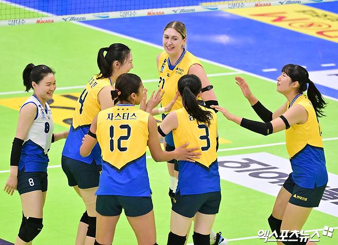 여자 프로배구 현대건설이 4일 경기도 수원체육관에서 열린 진에어 2025-2026 V리그 여자부 1라운드 경기에서 세트 스코어 3-0(25-20 25-20 25-22)으로 이겼다.&nbsp;사진 김한준 기자