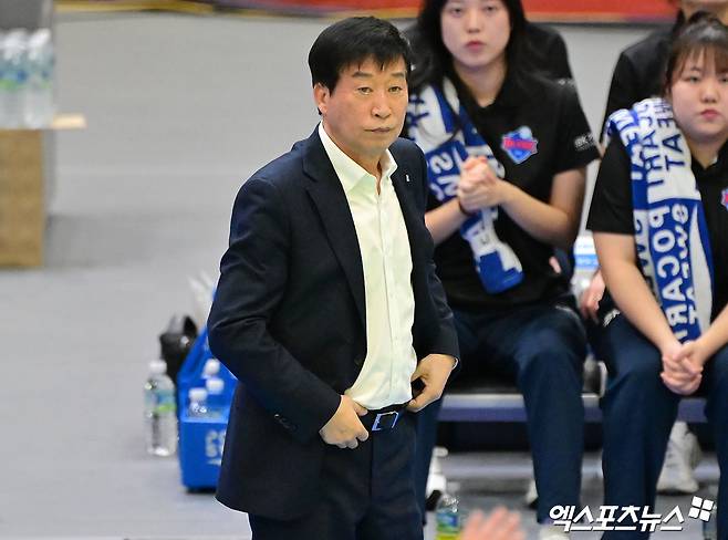 ​​​​김호철 감독이 이끄는 여자프로배구 IBK기업은행이 4일 경기도 수원체육관에서 열린 현대건설전 패배로 3연패에 빠졌다. 사진 김한준 기자