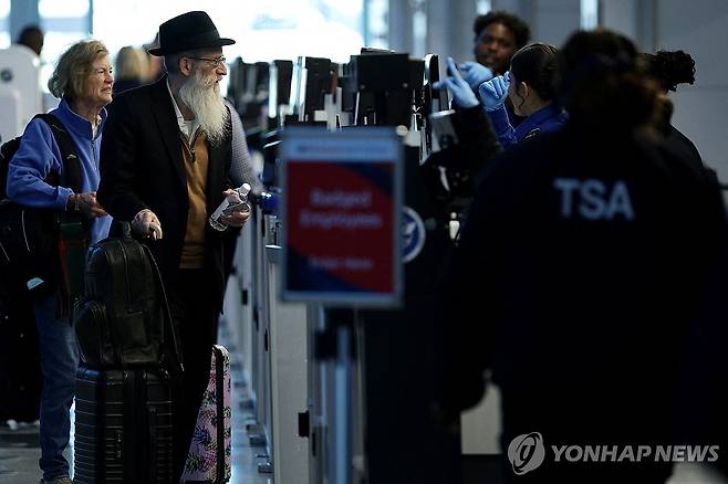 미 로널드 레이건 워싱턴 내셔널 공항 이용하는 탑승객들 [AFP=연합뉴스 자료사진. 재판매 및 DB 금지]