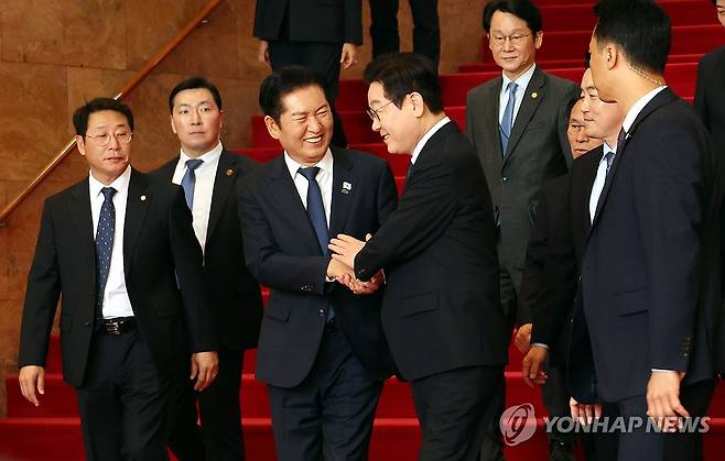 정청래 대표와 악수하는 이재명 대통령 (서울=연합뉴스) 이재명 대통령이 4일 서울 여의도 국회에서 내년도 정부 예산안에 대한 시정연설을 마친 뒤 본회의장에서 나와 더불어민주당 정청래 대표와 악수하고 있다. 2025.11.4 [국회사진기자단] photo@yna.co.kr